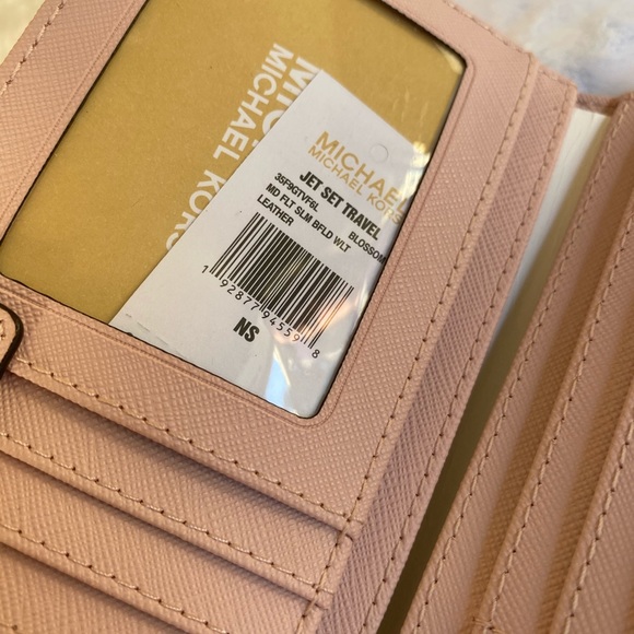 Michael Kors wallet - Picture 5 of 6